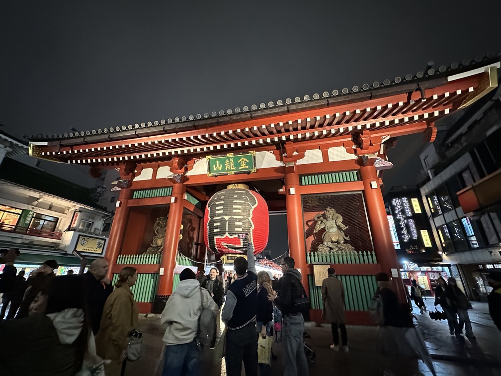 Kaminarimon gate de noche en Tokio