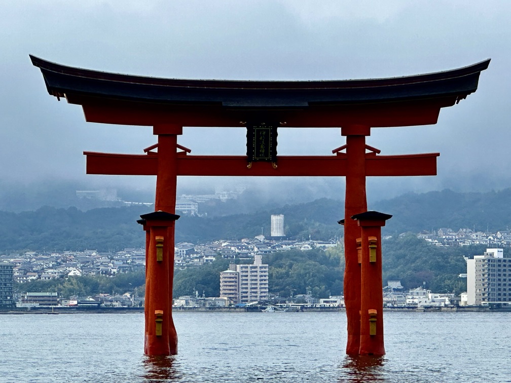 Tori famoso de Miyajima en el agua