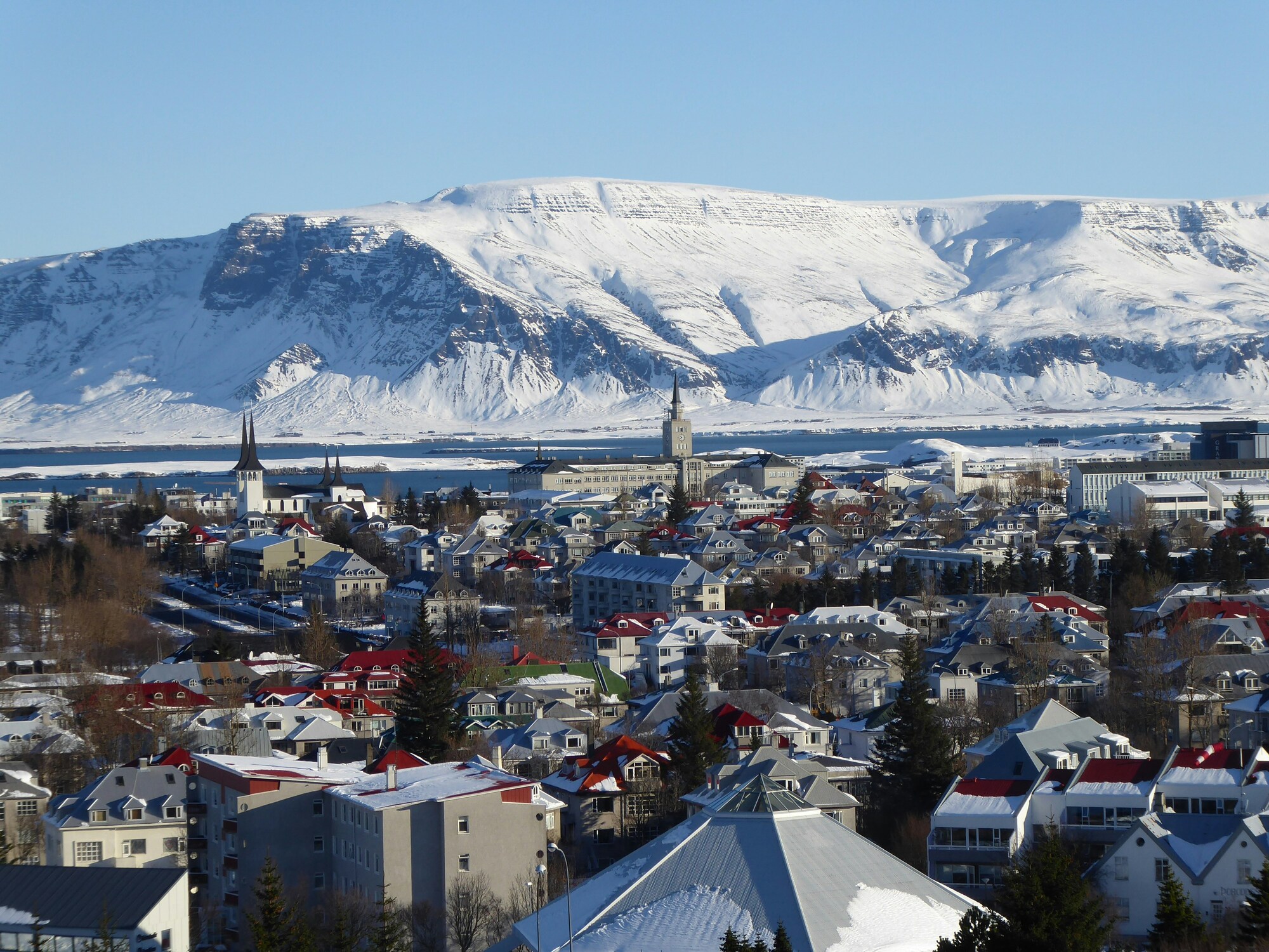 Bonito pueblo de Vík ideal para descansar en Islandia