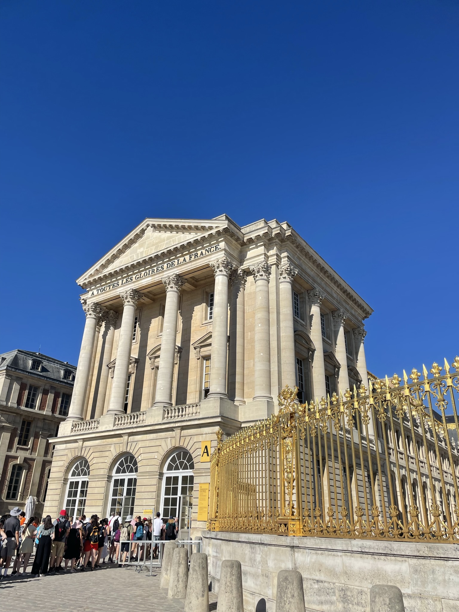 Entrada al Palacio de Versalles en París en Francia