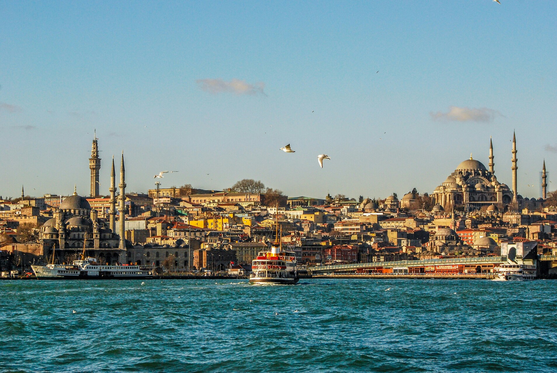 Vistas de Estambul desde el río Bósforo