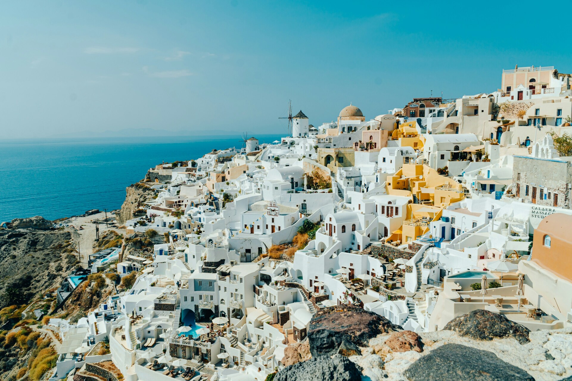 Santorini casas blancas con mar de fondo