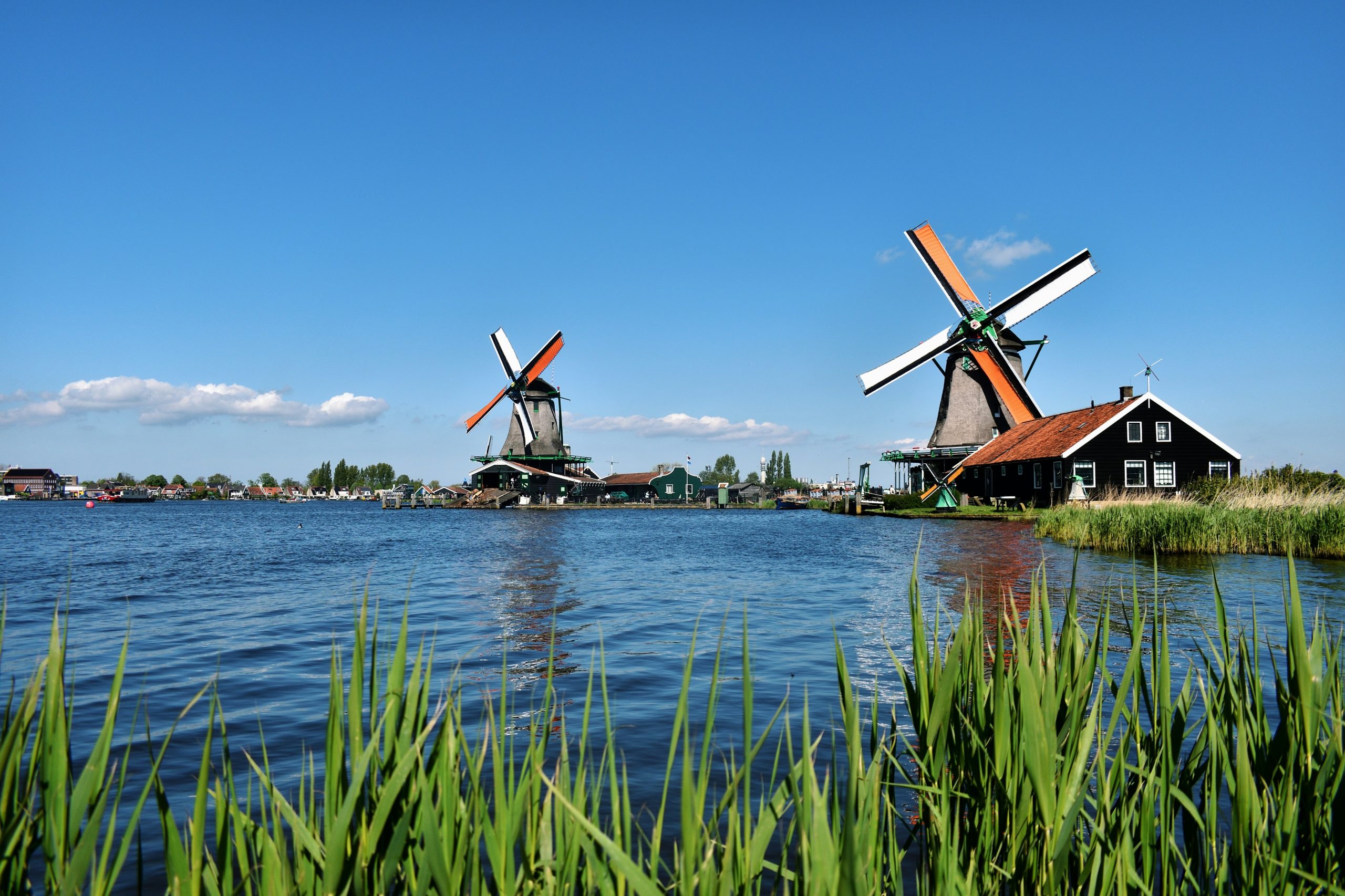 Zaanse Schans es una zona famosa por sus molinos, casas tradicionales y paisaje muy reconocible de Países Bajos