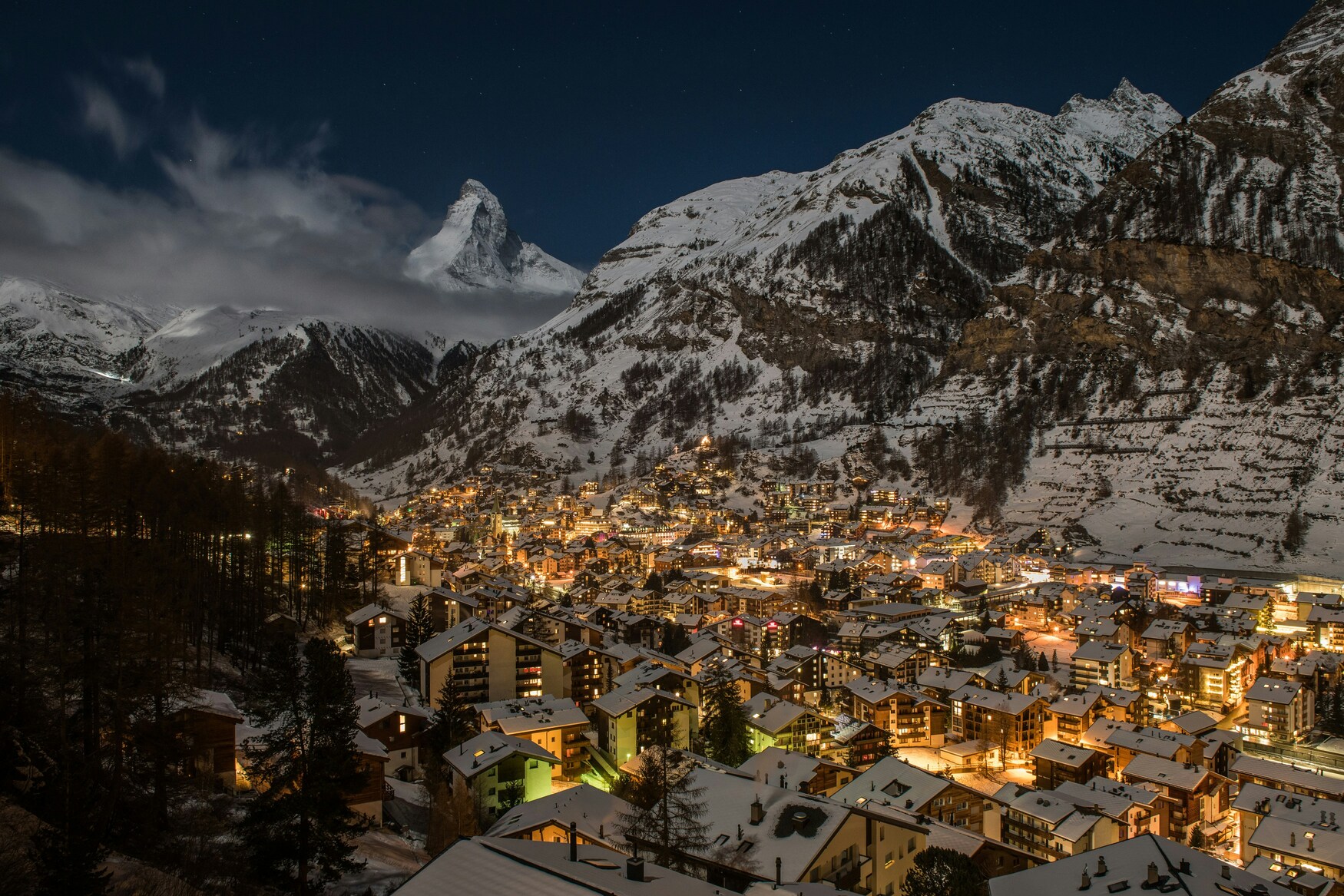 Zermatt bonito pueblo nevado de Suiza