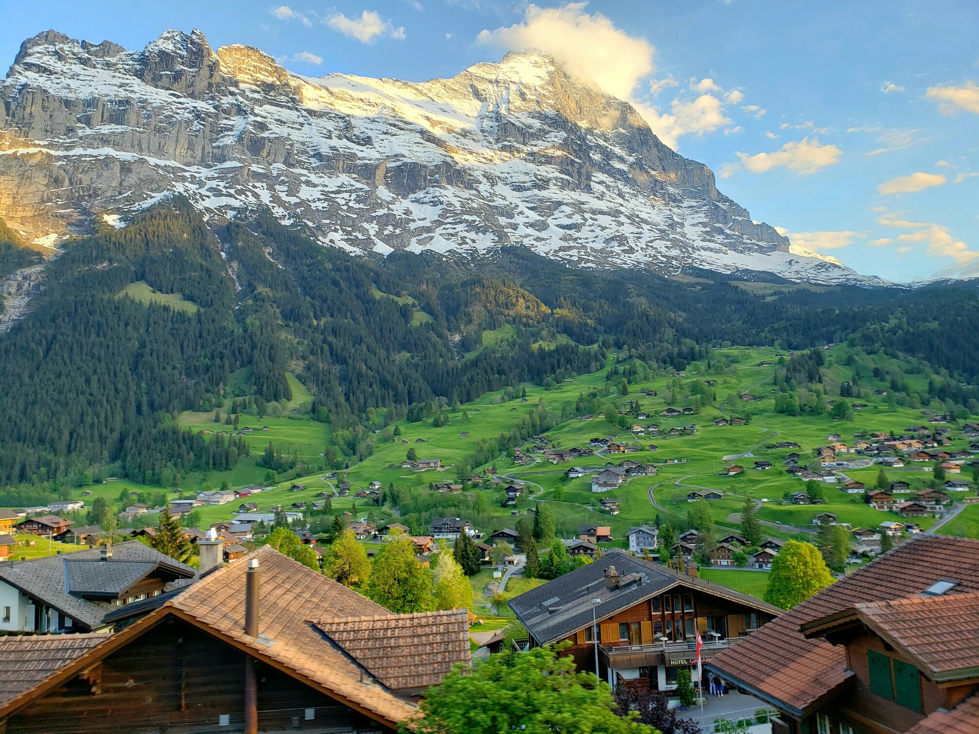 Grindelwald pueblo con montañas nevadas en Suiza